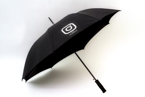 מטריה שחורה עם לוגו | מטריות ממותגות | הדפסה על מטריות | מטריות לפרסום