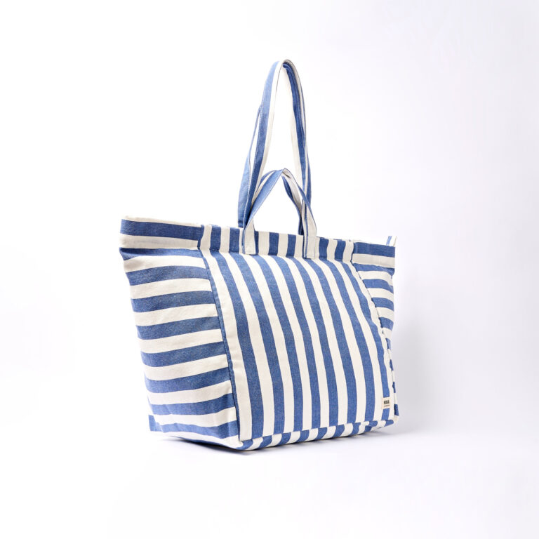תיק נשיאה ROKA Marylebone Large בקנבס פסים כחול ולבן, מבט בזווית על רקע לבן